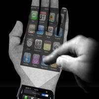 Un iPhone incrusté dans la main